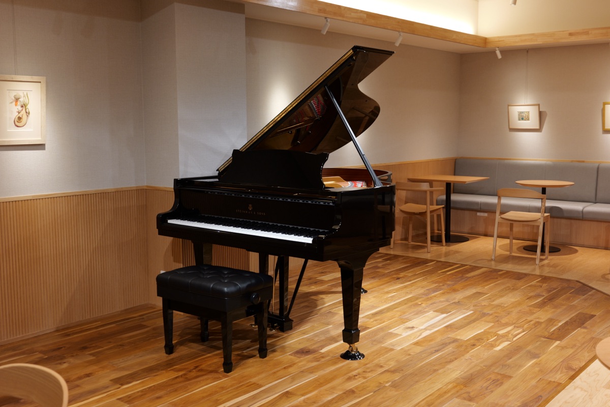 ピアノとソファ席