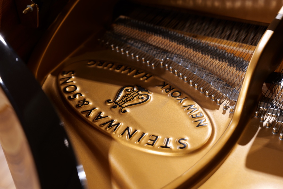 Steinway 金プレート